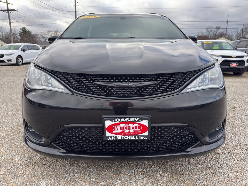 Used 2018 Chrysler Pacifica Limited with VIN 2C4RC1GG4JR311140 for sale in Casey, IL