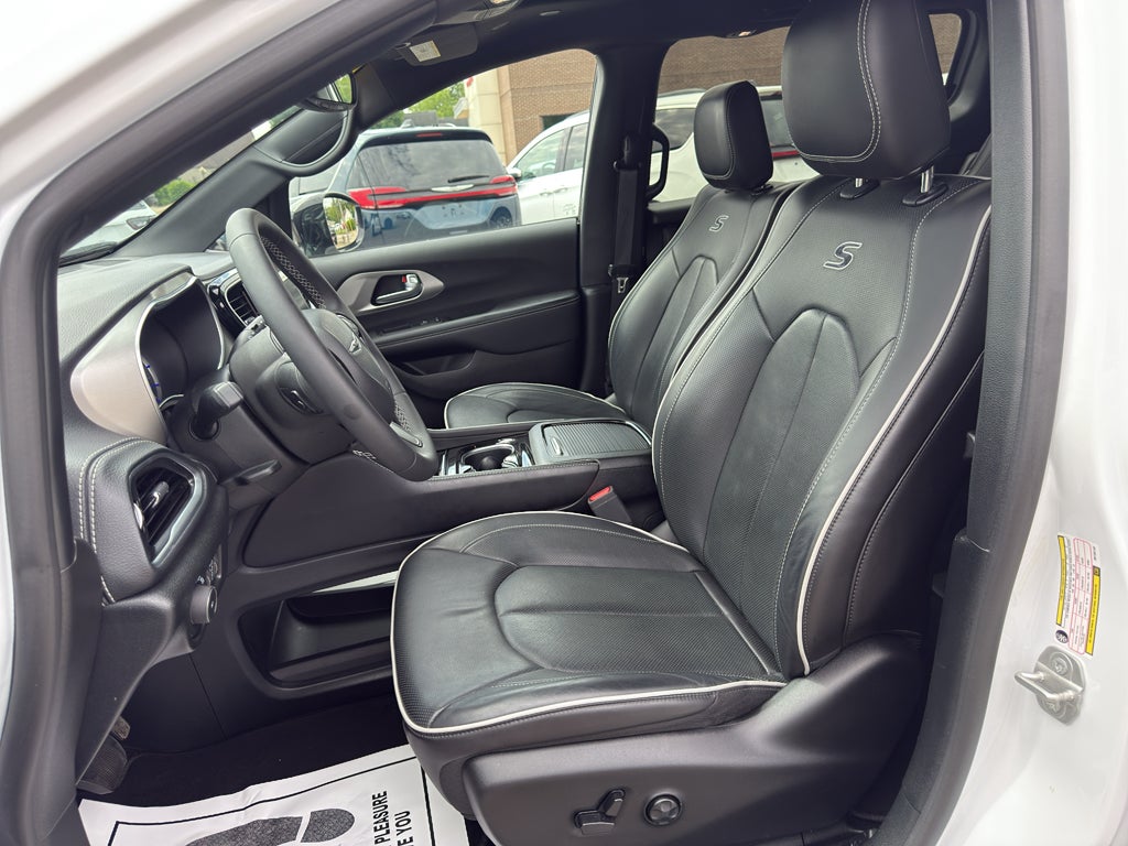 2024 Chrysler Pacifica Hybrid Premium S Appearance Pkg