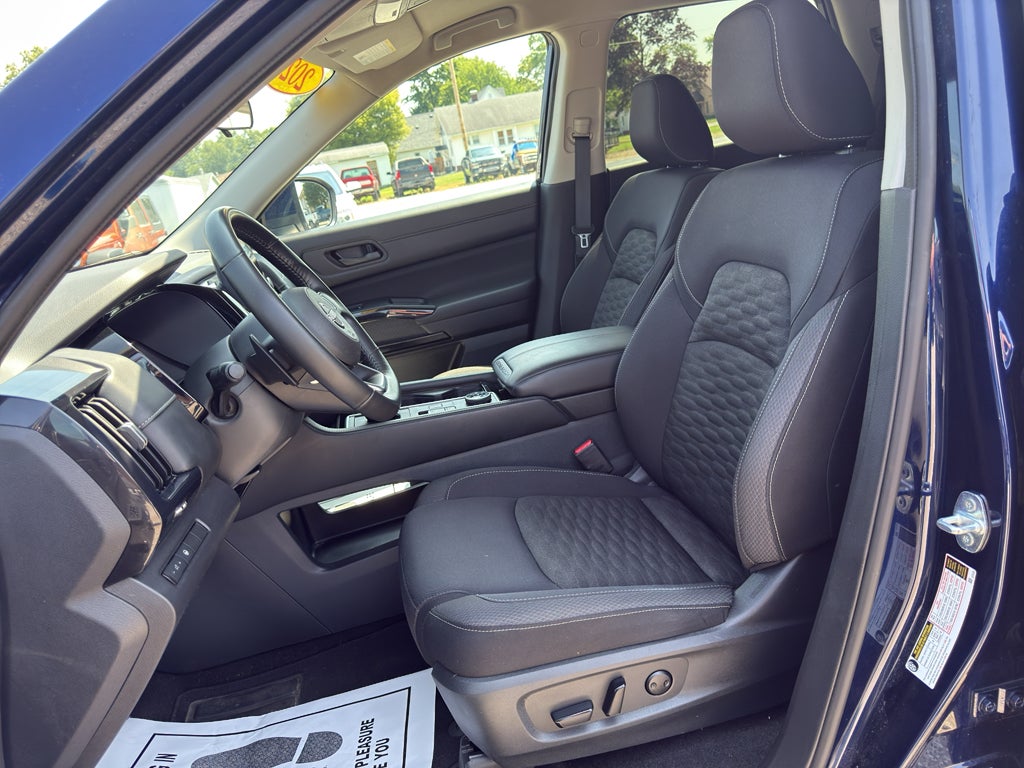 2023 Nissan Pathfinder SV