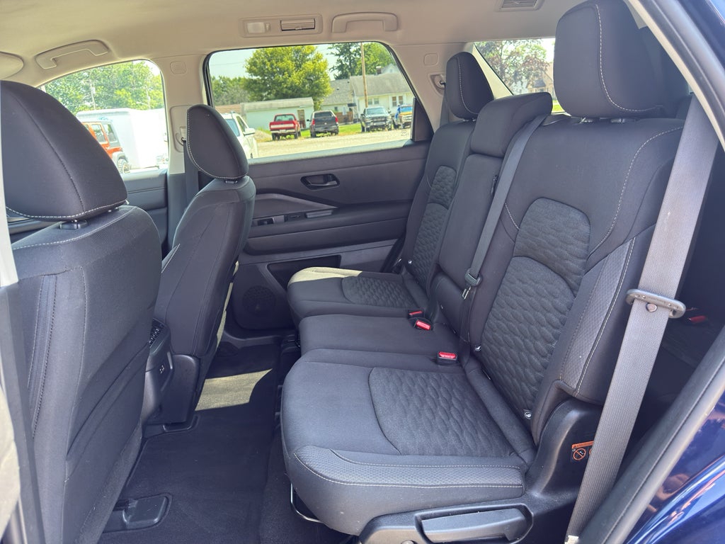 2023 Nissan Pathfinder SV